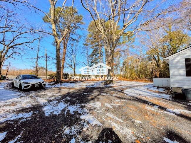 Building Photo - 8064 Crittenden Rd