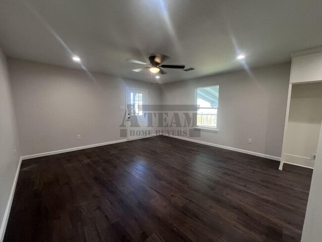 Building Photo - Beautifully updated 3-bedroom, 2-bath home