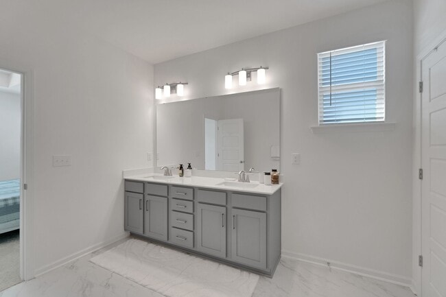 Building Photo - 12129 Rowan Hill Dr