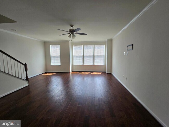 Building Photo - 320 Tree Line Dr