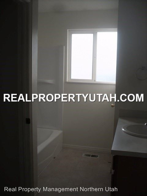 Building Photo - 3 br, 1.5 bath House - 491 WALL AVE