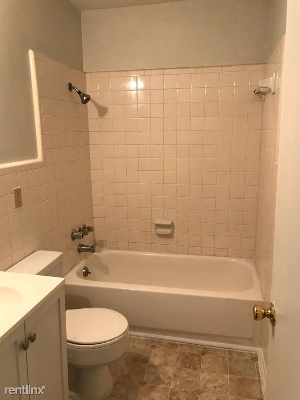 Foto del edificio - 2 br, 1.5 bath Townhome - 201 Cedar St