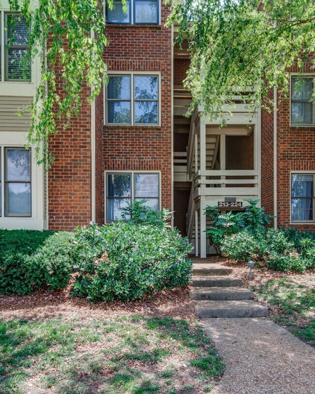 Building Photo - Two Bedroom Condo With Office in Green Hills