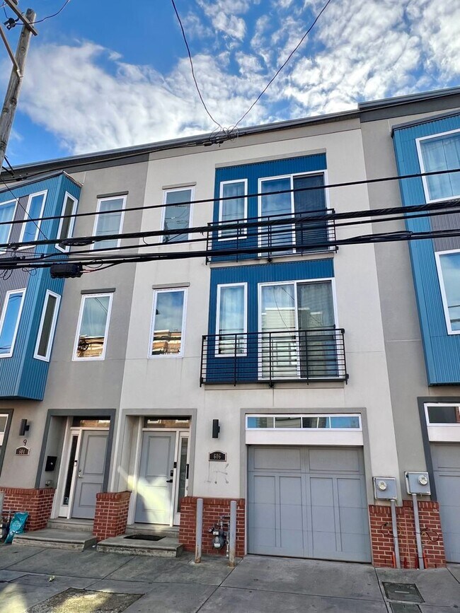 Foto del edificio - Gorgeous 3-Bedroom Townhome with One-Car G...