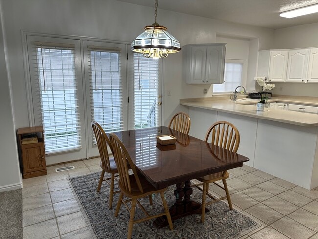 Building Photo - 2824 Ivory Way S