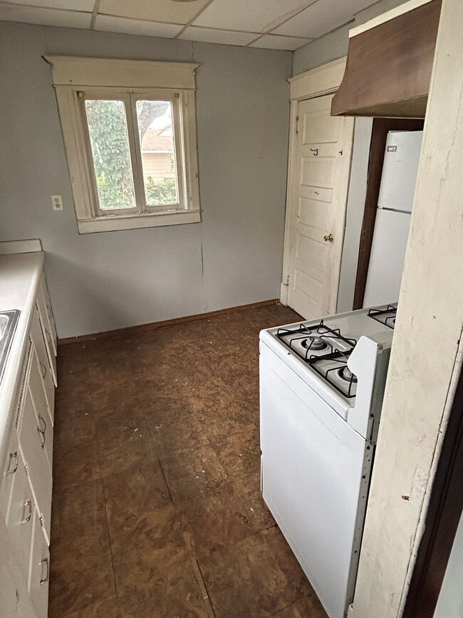 Building Photo - 3 Bedroom 1 Bathroom House 1/2 OFF FIRST M...