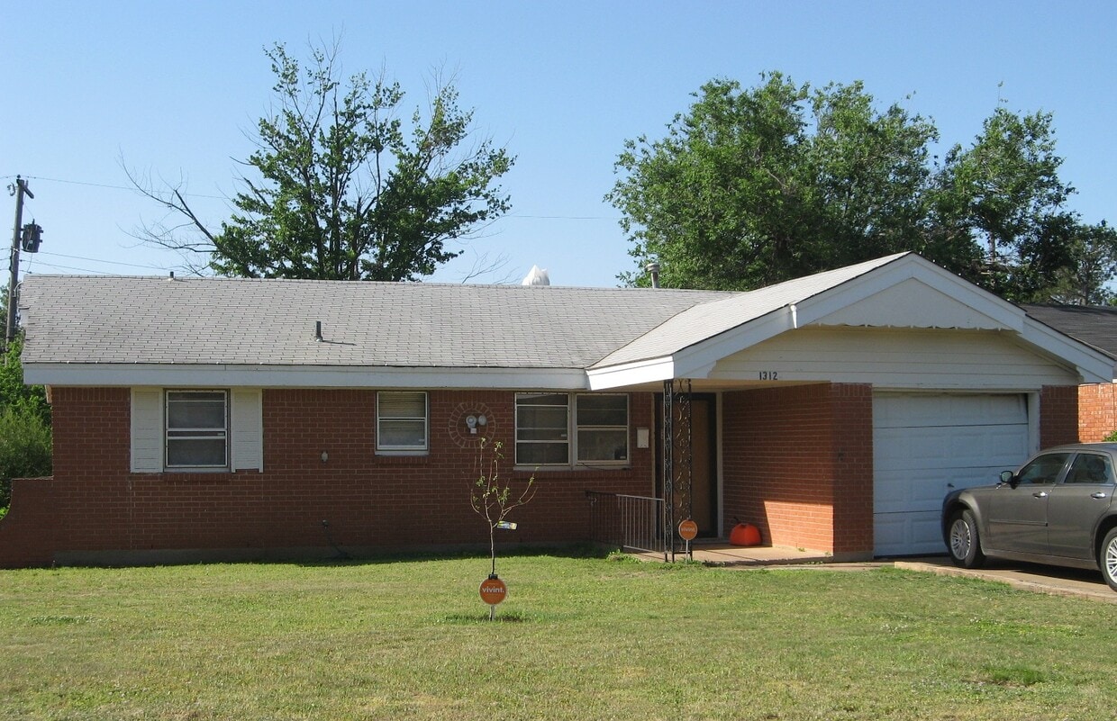 Primary Photo - 1312 S Locust Dr