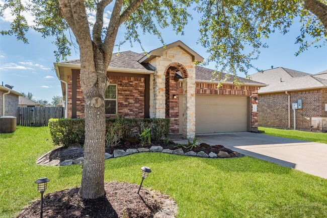 Foto del edificio - 3205 Featherwood Ln