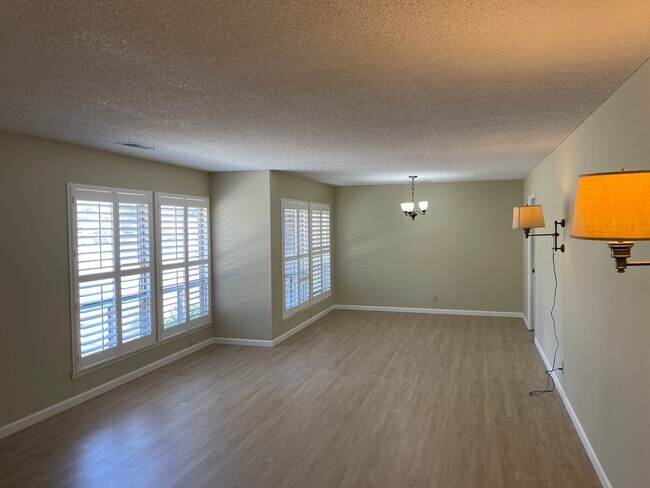 Building Photo - Great 4 bedroom 2 Bath Home located in the...
