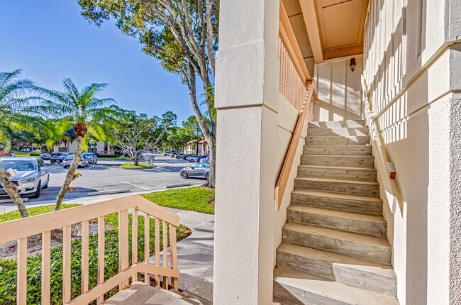 Building Photo - 465 Bracken Wood Ln N