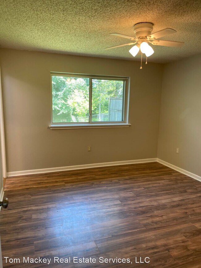 Building Photo - 4 br, 2 bath House - 9929 Mint Dr.