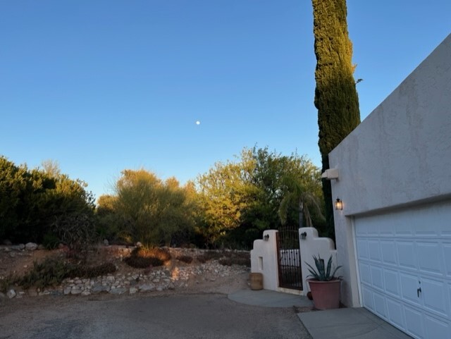 Building Photo - 6690 N Los Leones Dr