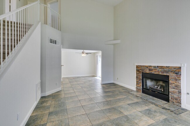 Building Photo - Amazing !! 2 Bedroom 2.5 Bathroom Townhous...