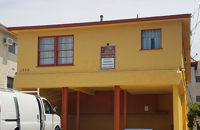 Foto del edificio - 1736 Purdue Ave