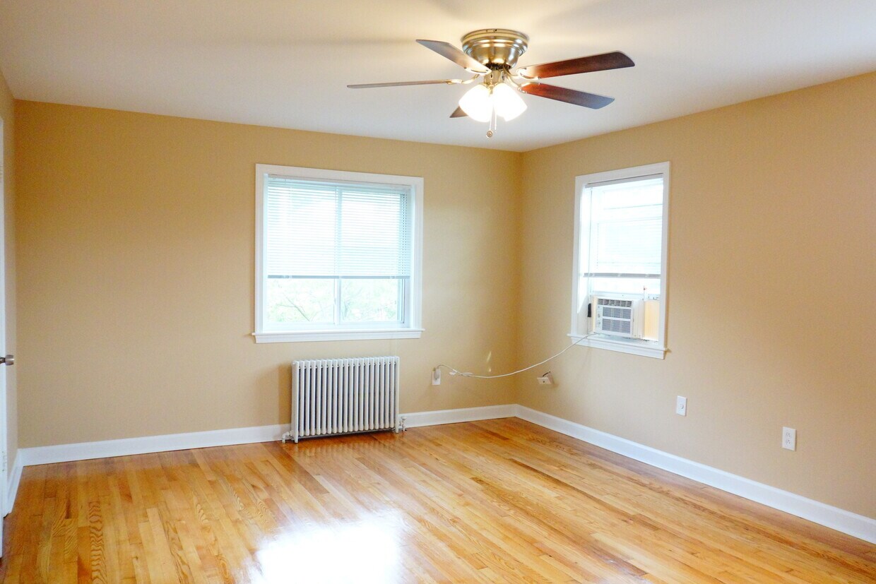 Foto principal - 8710 Plymouth St
