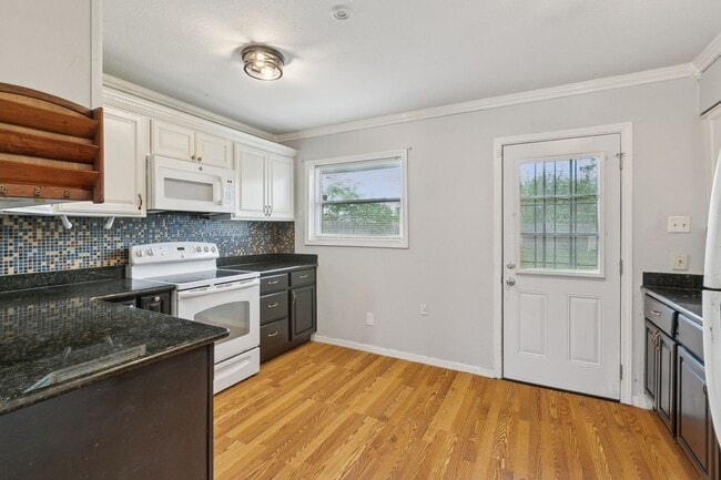 Building Photo - Charming 3-Bed, 2-Bath Home in Marrero – M...