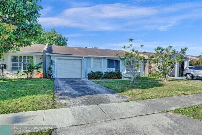 Building Photo - 5550 Lakewood Cir S
