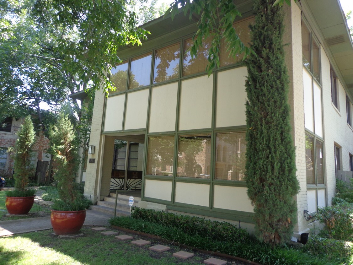 Primary Photo - 3911-3917 N Hall St