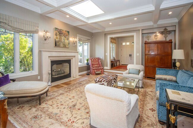 Building Photo - Stunning 4Bed/5bath Home in Kentfield