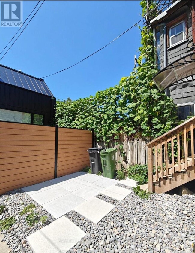 Building Photo - 598 Crawford St