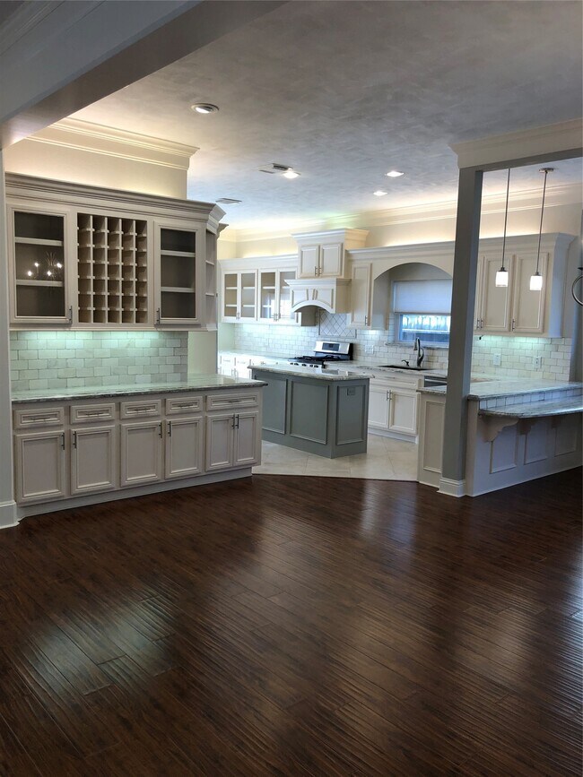 Foto del edificio - 10310 Chevy Chase Dr