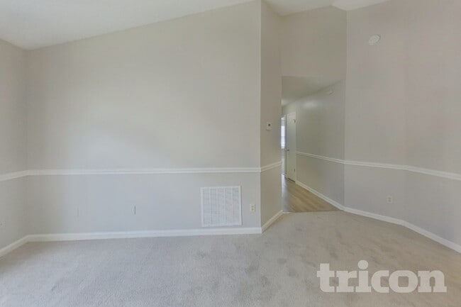 Building Photo - 1854 MacKenzie Ct N
