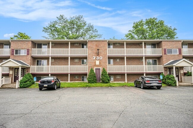Building Photo - Almont Terrace - 730