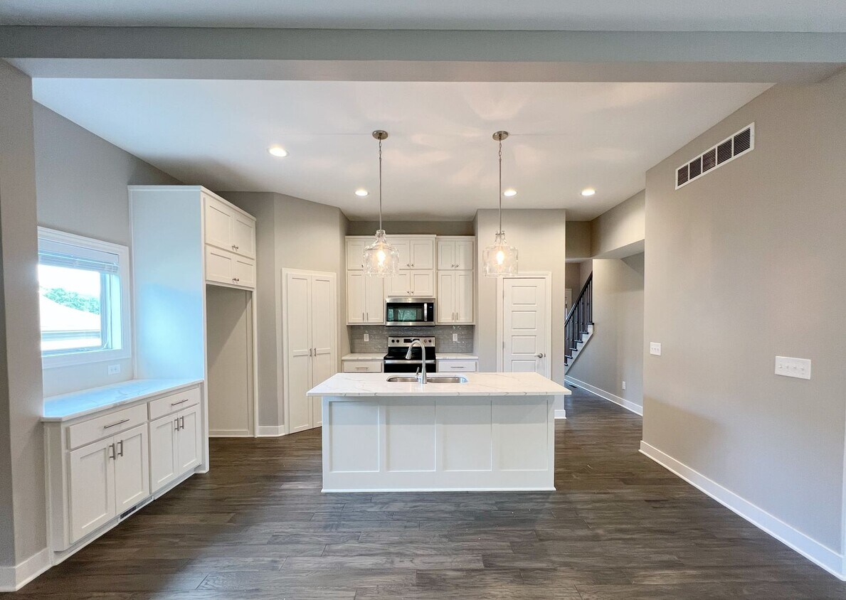 Foto principal - SEE IT NOW: Modern 3-Bedroom Townhome with...