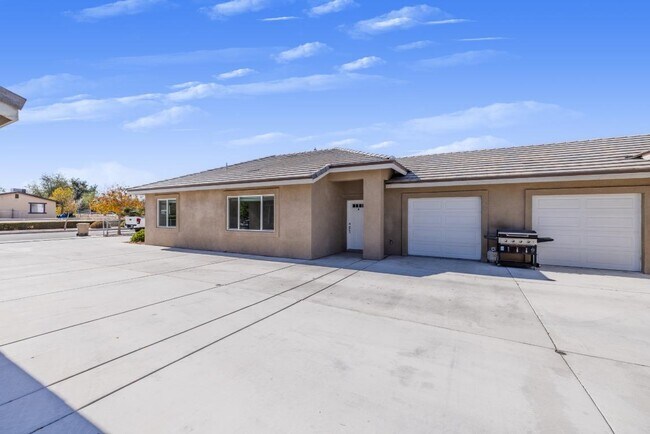 Foto del edificio - 16476 Smoke Tree St