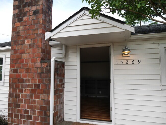 Foto del edificio - Charming Remodeled 2 Bedroom Shoreline Home