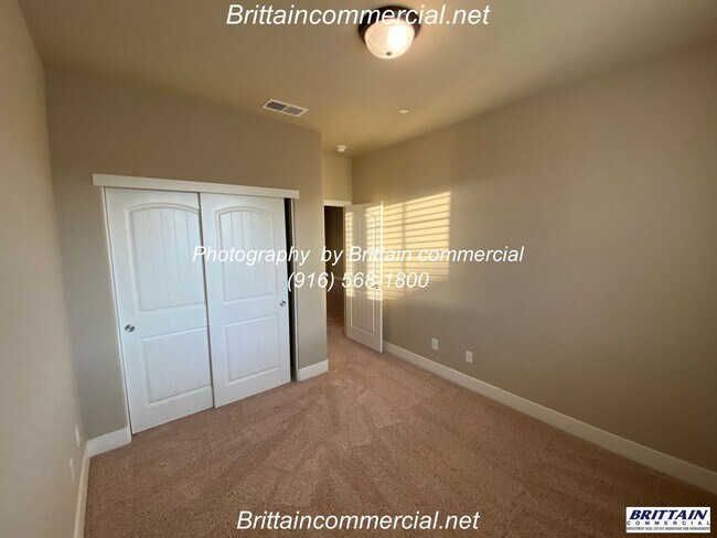 Foto del edificio - Stunning 3 Bedroom, 2.5 Bath Single Family Home, Gated Community, Beautiful Inside & Out!
