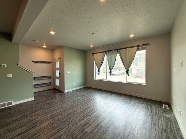 Foto del edificio - Townhome available now in Haven Dell!