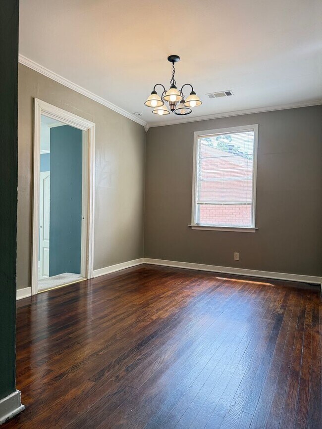 Foto del edificio - 6404 Longwood Rd