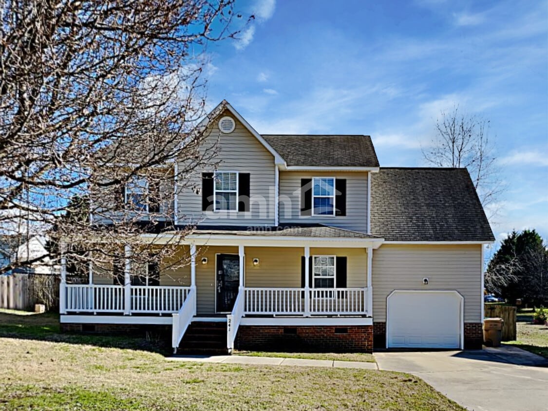 Foto principal - 241 Pinecroft Dr