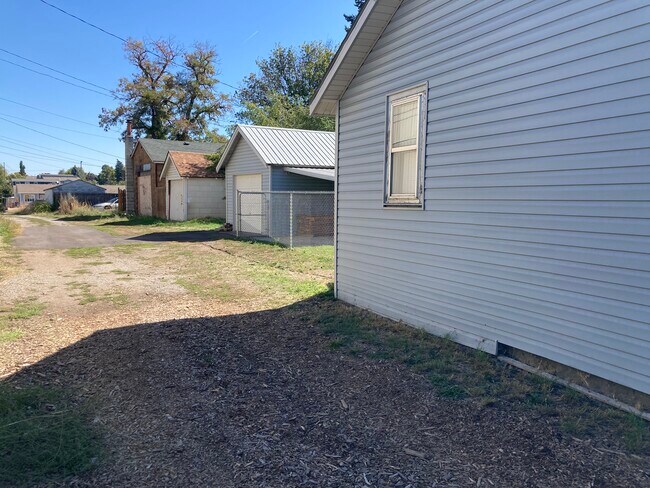 Building Photo - 1212 N South Riverton Ave