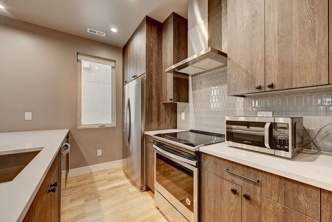 Building Photo - Welcome to this charming 2-bedroom, 2.5-ba...