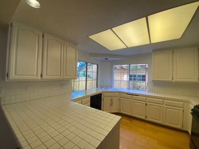 Foto del edificio - Walking Distance to Girsh Park - 3+2.5 COND - 2 CAR GARAGE - Pool - Hot Tub