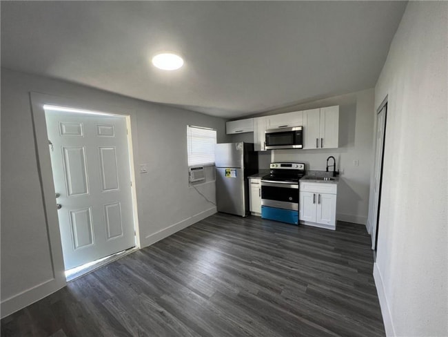 Photo - 3904 SW 13th Ct Apartment