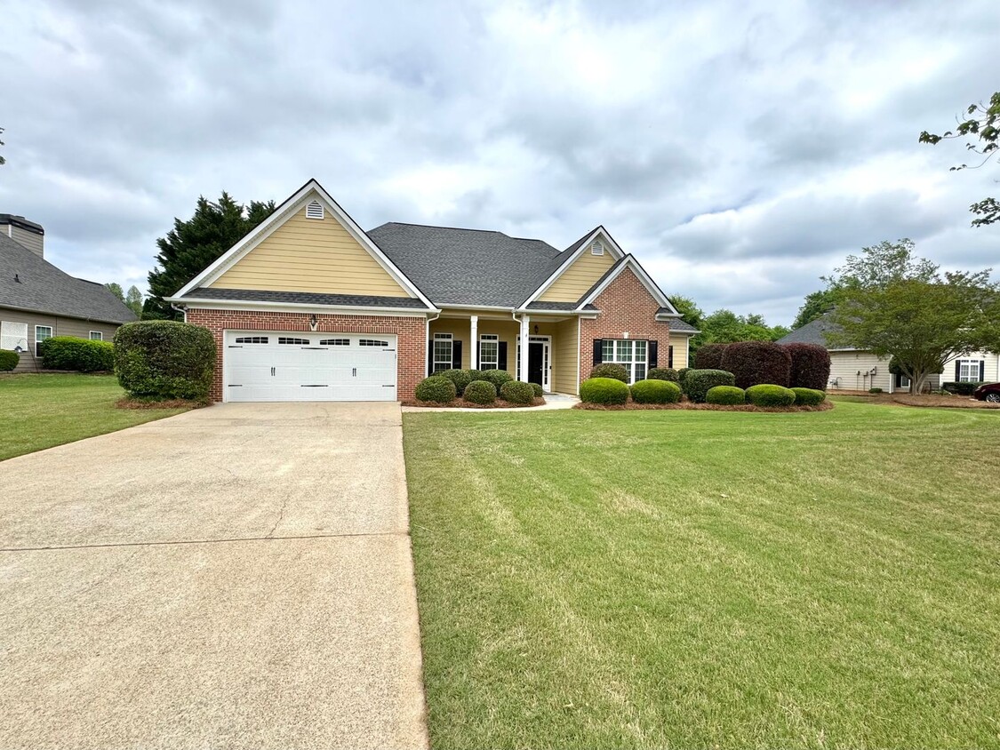 Primary Photo - Inviting 4 bed 3.5 bath Home with Ample Li...