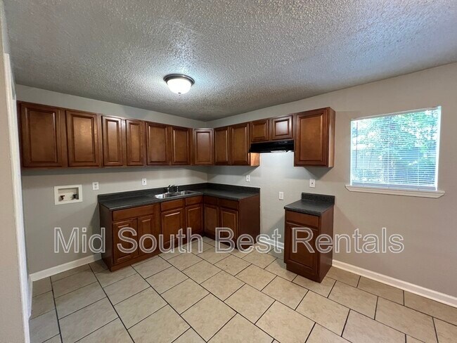 Building Photo - 597 Western Park Dr