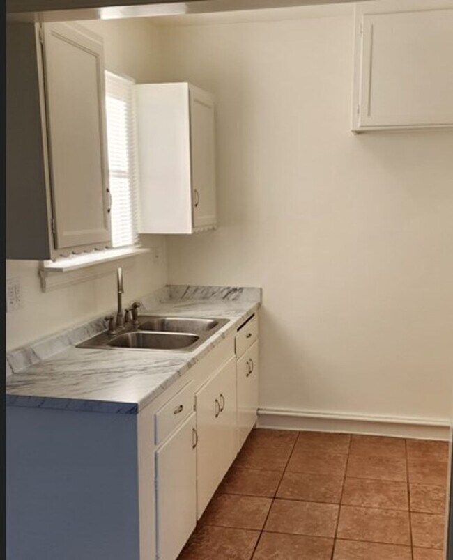 Building Photo - One-bedroom, one-bathroom apartment in Alt...