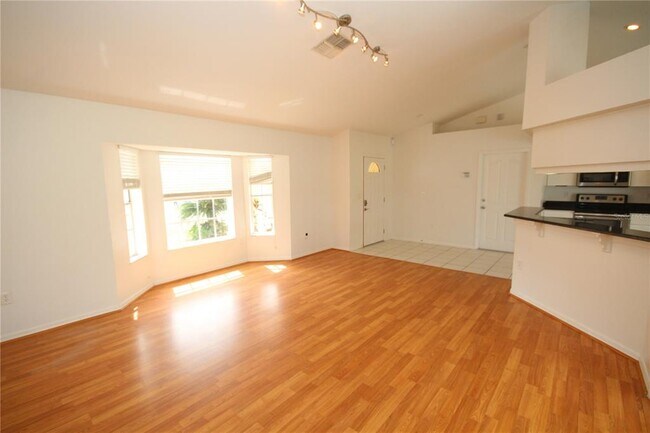 Foto del edificio - 548 Loma Bonita Dr