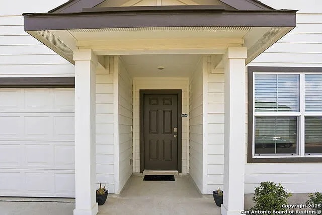 Foto del edificio - Room in House on Navidad Pike