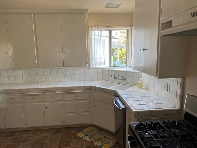 Kitchen includes refrigerator - 517 California St