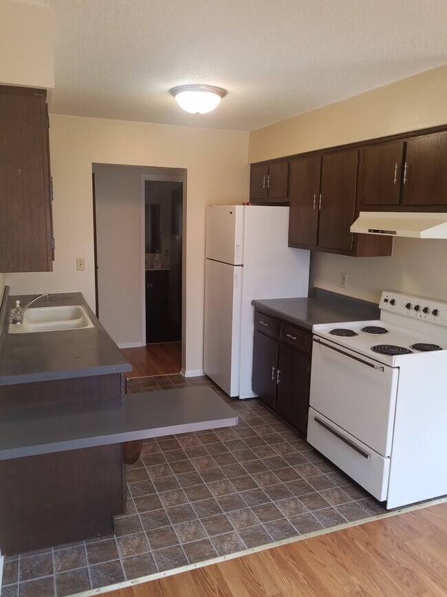 1953 Pinehurst Ln Unit 5, Waterloo, IA 50701 Apartments in Waterloo