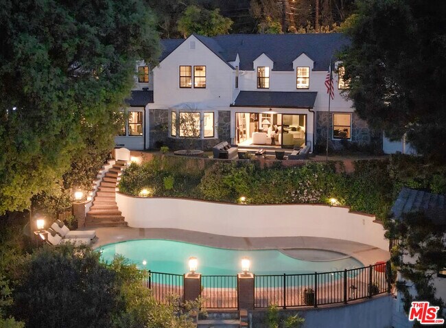 Foto del edificio - 3100 Coldwater Canyon Ave