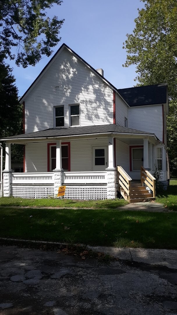 Building Photo - UPPER UNIT APARTMENT, UTILIES INCLUDED