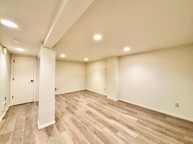 Building Photo - 1921 Franklin Pl E