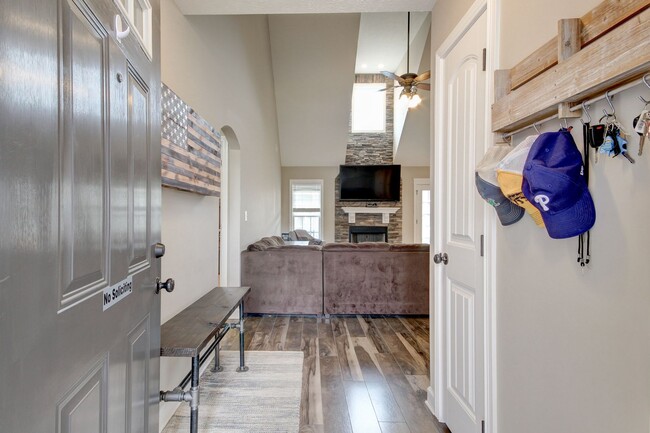 Building Photo - Pet Friendly Three Bedroom with Bonus!
