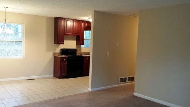 Building Photo - 60 Pine Hill Dr